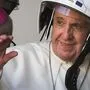 Papst Franziskus mit Schutzhelm in der zerstörten Kathedrale von Camerino