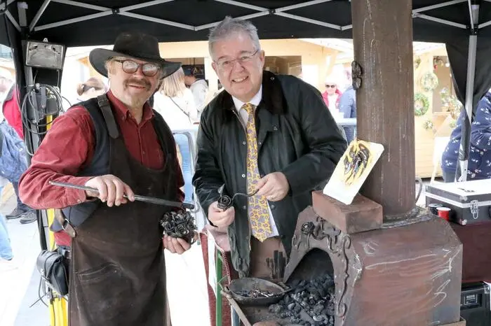 Sichtlich begeistert vom zentralen Standort mitten in der Stadt zeigte sich Bürgermeister Walter Zemrosser (rechts), ...