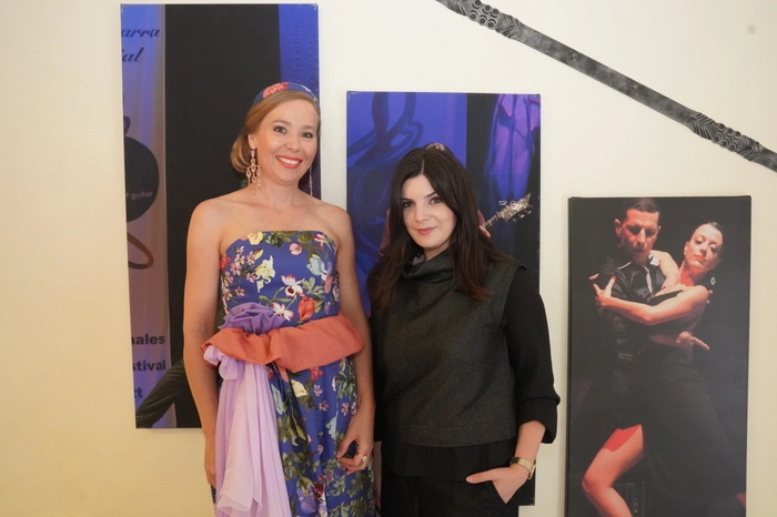 Intendantin Julia Malischnig trägt heute ein Kleid, welches von der Millstätter Designerin Carolin Berger entworfen und genäht wurde.