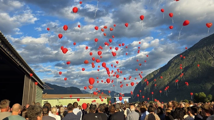 Rote Luftballons steigen bei der Trauerfeier am Flugplatz Nikolsdorf in die Luft
