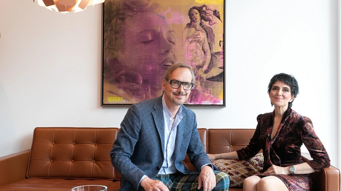 Das Ehepaar Yas Palli-Razmara, Fachärztin für Urologie, Andrologie und Sexualmedizin, und Einrichtungsexperte Mario Palli im Besprechungsraum der neuen Praxis.
