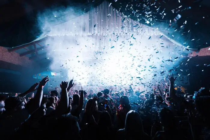 Für sommerliche Musik sorgte Deejay FeelX, der zu den heißen Temperaturen zusätzlich ordentlich einheizte.