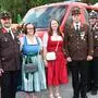 Fahrzeugsegnung am Freitagabend, v.l. HBI Alexander Brunner mit Patinnen Nicole Brunner und Claudia Capellari und OBI Stefan Galler mit Robert Capellari