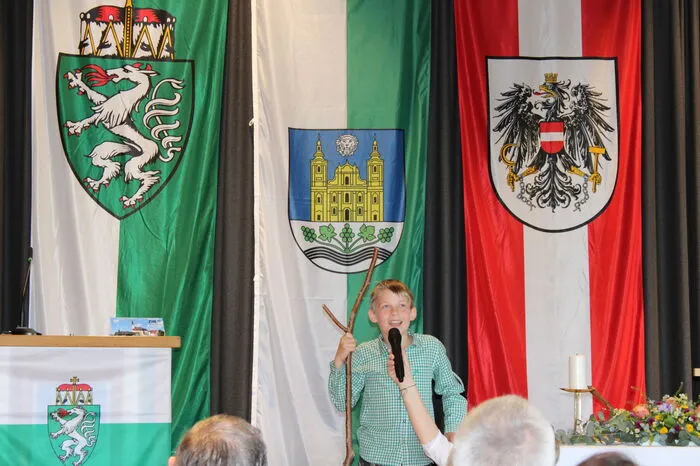 Anlässlich des 180. Geburtstages von Peter Rosegger führten Buben und Mädchen der Volksschule St. Nikolai ob Draßling eines seiner Stücke auf.