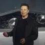 Tesla-Chef Elon Musk musste die Präsentation mit den beschädigten Scheiben im Hintergrund fortsetzen
