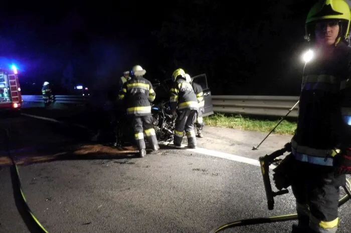 Aus ungeklärter Ursache kam es vor der Abfahrt Leoben-Ost zu einer Kollision von vier Fahrzeugen. Während der Anfahrt wurde die Meldung durchgegeben, dass ein Fahrzeug zu brennen beginnt.