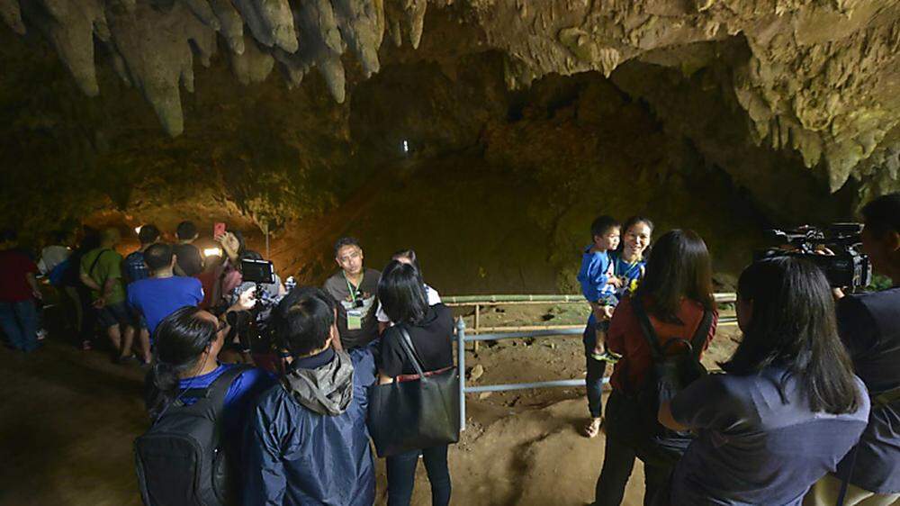 Schlange stehen für die Unglückshöhle: 2.000 Menschen wollten die Tham-Luang-Höhle besichtigen
