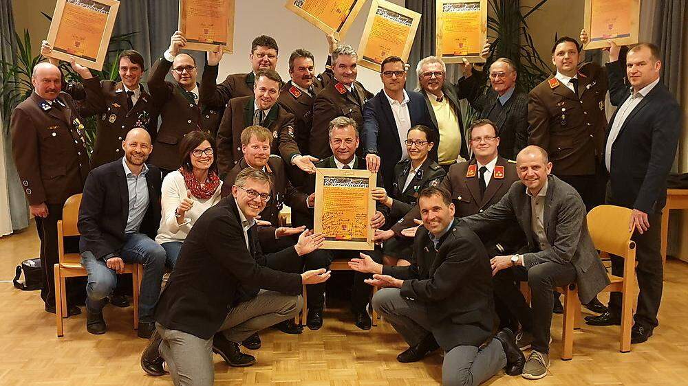 Vertreter der Kirchbacher Vereine erhielten eine Urkunde. Damit verpflichtet man sich bei Veranstaltungen ausschließlich regionale Produkte zu verwenden