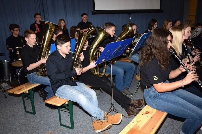Den musikalischen Rahmen besorgte mit viel Schwung das Jugendorchester des Musikvereines St. Nikolai i. S.