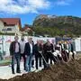 Kürzlich erfolgte der Spatenstich für insgesamt 25 neue Reihenhäuser am Fuße der Riegersburg