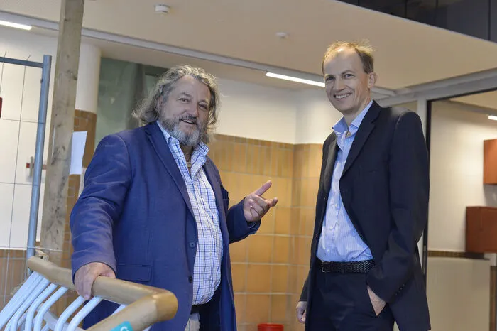 Direktor Hubert Lutnik (rechts) im Gespräch mit Siegfried Torta, Leiter der Abteilung 1 (Pädagogik, Bau, Budget und Rechtsangelegenheiten) im Landesschulrat.