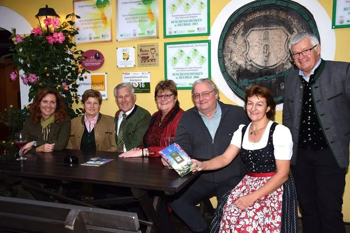 Seitens der Wirtschaft überreichtenDer Bundesobmann des Agrarhandels, Gerhard Wohlmuth, und der steirische Landesobmann Dietmar Schweiggl überreichten dem vormaligen Leiter der RA 10 bei der steirischen Landesregierung, Georg Zöhrer für dessen Verdienste um die österreichische Weinwirtschaft die „Goldene Weintraube des nationalen Weinkomitees”.