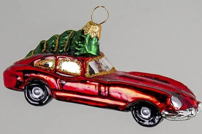 Der Jaguar E macht als Weihnachtsbaumspediteur eine gute Figur. Um 24 Euro unter www.gerda-huesch.de