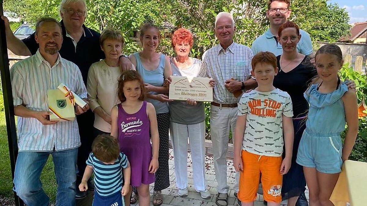 Bürgermeister Markus Salcher (ganz links), Familie Ilius und Familie Pernull vom Waidegger Wirt waren anlässlich 1000 Tage Urlaub in Feierstimmung