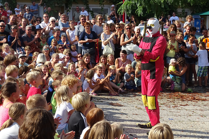 Nach dem Kindertheater im Kunsthausaal gab es Riesenspaß mit dem chilenischen Clown Murmuyo.