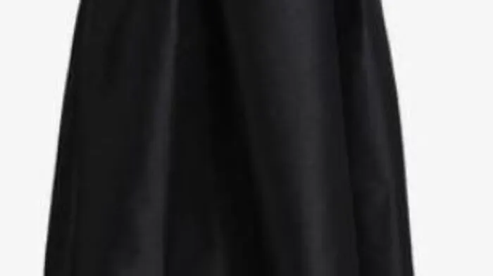Lenkt die Blicke auf die Schulterpartie. Abendkleid von Adrianna Papell um 295,95 Euro.