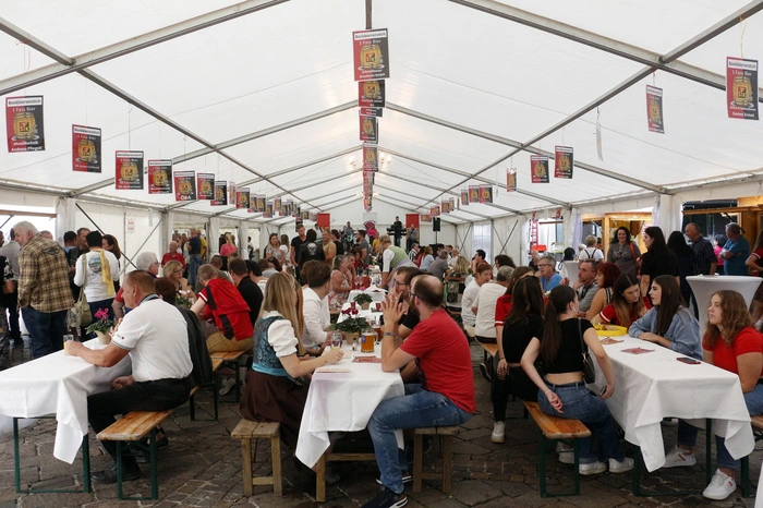 Im geräumigen und geschmückten Festzelt...