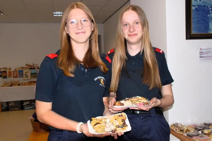 Der Reingewinn, der durch den Verkauf von Kaffee- und Mehlspeisen hereinkam, wurde der örtlichen Freiwilligen Feuerwehr zur Anschaffung von Geräten zur Verfügung gestellt.