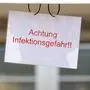 ABD0141_20200315 - TREUENBRIETZEN - DEUTSCHLAND: 15.03.2020, Brandenburg, Treuenbrietzen: Ein Schild mit der Aufschrift «Achtung Infektionsgefahr» ist an einem Zelt zur Untersuchung von Corona-Verdachtsfällen an der Einfahrt zum Johanniter-Krankenhaus angebracht. Foto: Soeren Stache/dpa-Zentralbild/dpa +++ dpa-Bildfunk +++. - FOTO: APA/dpa-Zentralbild/Soeren Stache