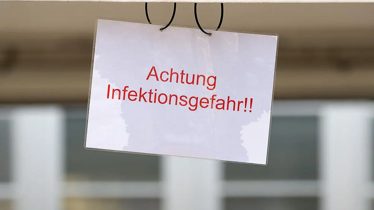 ABD0141_20200315 - TREUENBRIETZEN - DEUTSCHLAND: 15.03.2020, Brandenburg, Treuenbrietzen: Ein Schild mit der Aufschrift «Achtung Infektionsgefahr» ist an einem Zelt zur Untersuchung von Corona-Verdachtsfällen an der Einfahrt zum Johanniter-Krankenhaus angebracht. Foto: Soeren Stache/dpa-Zentralbild/dpa +++ dpa-Bildfunk +++. - FOTO: APA/dpa-Zentralbild/Soeren Stache