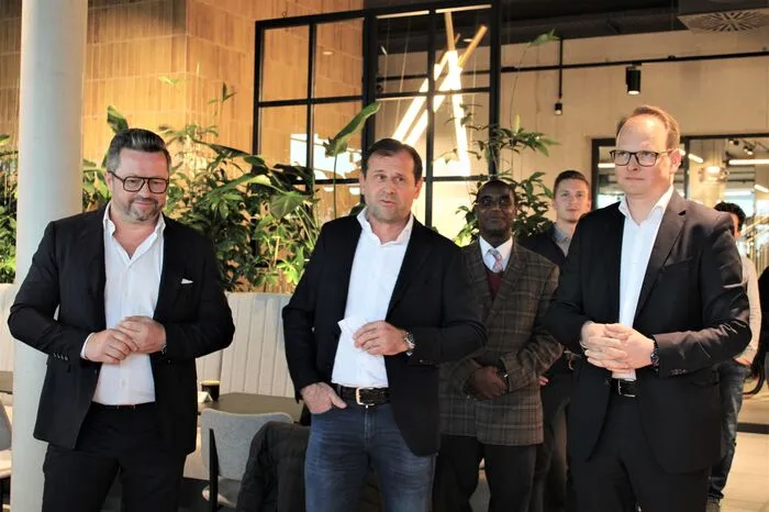 Bauträger Wolfgang Bauer (M.) und Gernot Kulmer (l.) und Architekt Christian Meier gaben Einblick in die Entstehungsgeschichte.
