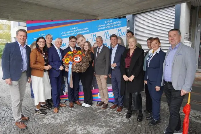 Landeshauptmann Peter Kaiser (7. von rechts) kam ebenfalls zum Gratulieren vorbei