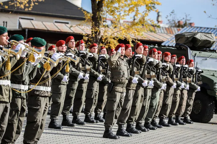 ... wurden am Freitag in der Rohr-Kaserne in Villach 210 Rekruten angelobt.