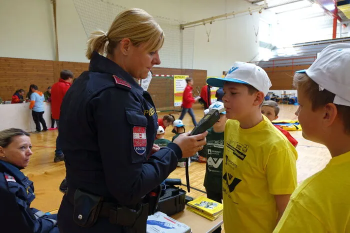 Wenn sie nicht gerade selbst in Einsatz waren, konnten sie sich bei den Einsatzorganisationen umschauen - und sich einem Alkoholtest unterziehen...