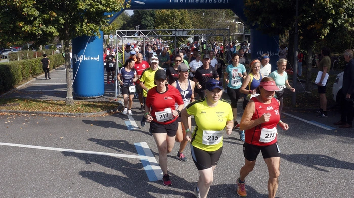 Hunderte Laufbegeisterte starteten Punkt 11 Uhr...