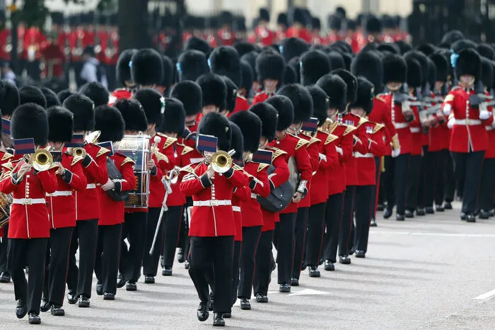 Ein Schauspiel zum Geburtstag der Queen. Eigentlich war der am 21. April. Aber um den englischen Wetter auszuweichen, findet es tradtionell später statt