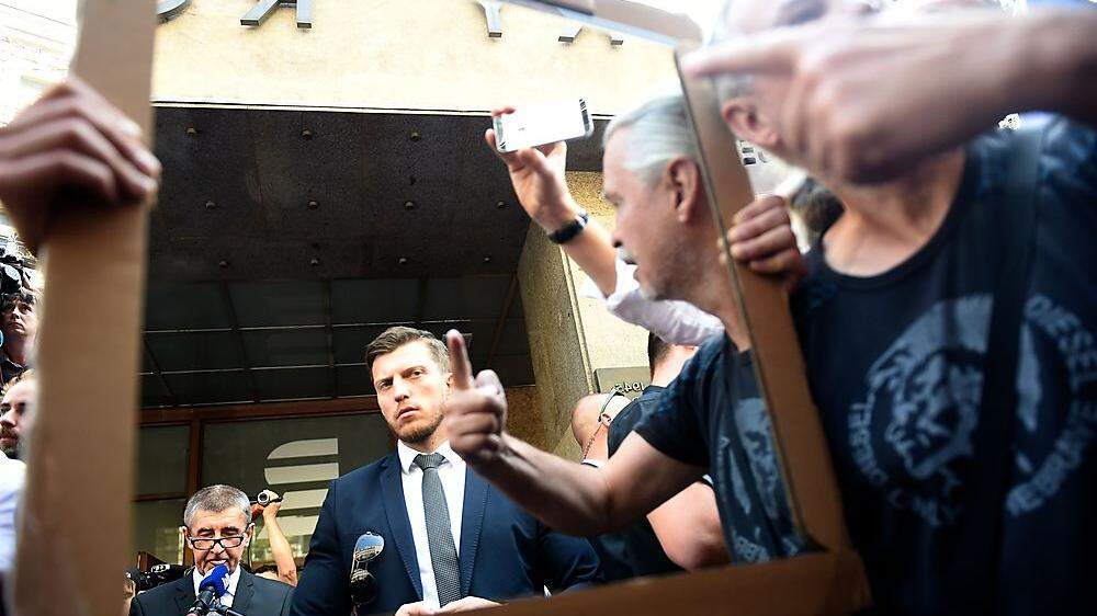 Demonstranten hielten Regierungschef Andrej Babis einen Spiegel vor.