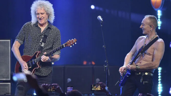 Einige der Größten der Musikwelt pilgerten ins Barclays Center in Brooklyn um den elitären Kreis an Musikern in der „Rock & Roll Hall of Fame“ zu erweitern. Im Bild Queen-Gitarist Brian May mit Phil Collen (Def Leppard).
