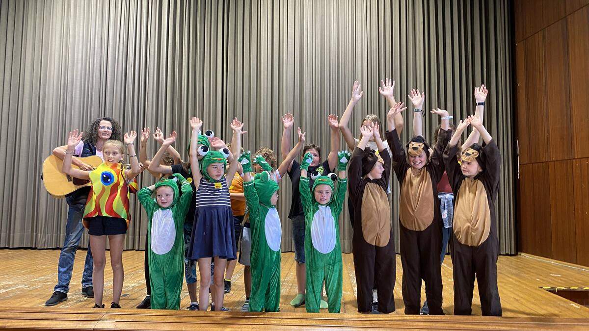 &quot;Ein Hoch auf den König der Tiere&quot;, singen die jungen Musicaldarsteller bei den Proben im Kongresshaus Millstatt mit Margit Knittel