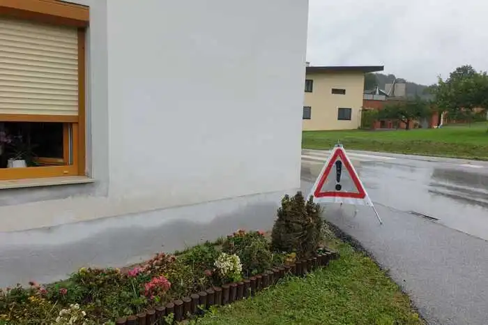 Bei diesem Haus etwa stand das Wasser mehrere Zentimeter hoch.
