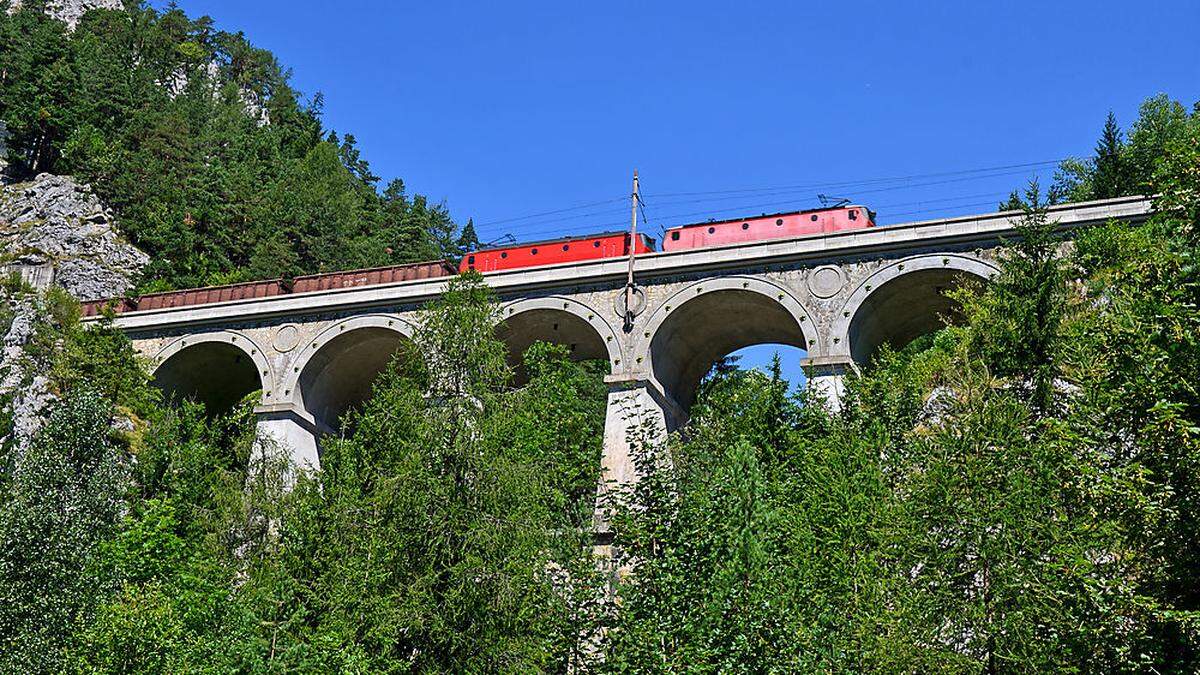 Die Strecke über den Semmering ist für Stunden gesperrt