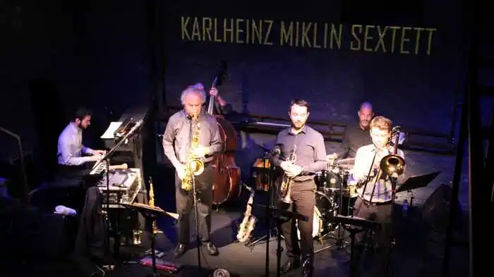 Mit der Erweiterung des Jazz-Trios um drei junge und engagierte Musiker war dem Jubiläumsabend musikalischer Erfolg sicher.