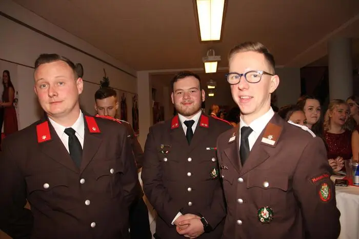 Zahlreiche Ehrengäste ließen sich den einzigartigen Ball nicht entgehen, darunter Bürgermeister Engelbert Huber, Landtagsabgeordneter Erwin Dirnberger, Landesfeuerwehr­kommandant-Stellvertreter Christian Leitgeb, Bereichsfeuerwehrkommandant Johann Diethart (Leoben), WKO-Vizepräsident Andreas Herz, Brigadier Josef Holzer, Pflichtschul-Clusterleiterin Ingrid Meeraus, die Bürgermeister Karl Bohnstingl (Stainz) und Stefan Oswald (St. Stefan ob Stainz) und Vertreter örtlicher Vereine.
