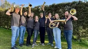 Die achtköpfige Band „Die Jungen Wilden“ mit Bandleader Christoph Kohlroser alias „Kohli“ (2. v. l.)