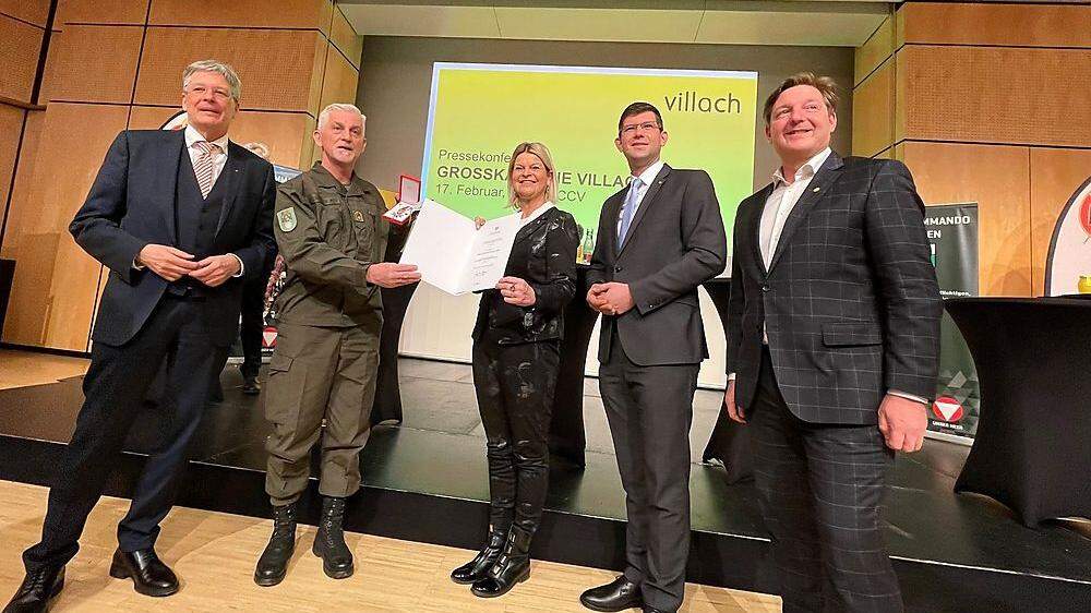 Überraschung: Walter Gitschthaler wurde von Verteidigungsministerin Klaudia Tanner mit dem Goldenen Ehrenzeichen der Republik Österreich ausgezeichnet