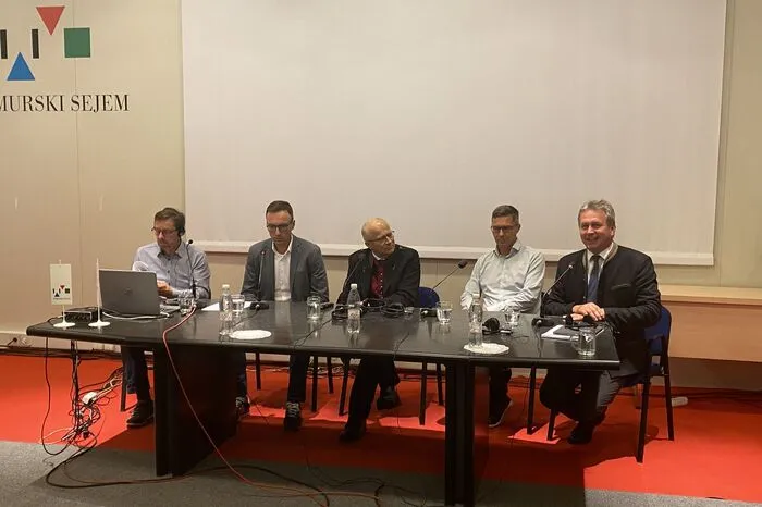 Podiumsdiskussion zum Thema "Biomasse" mit Sloweniens Staatssekretär Darij Krajčič, Christian Metschina von der Land -und Forstwirtschaftskammer Steiermark, Landesrat Johann Seitinger, Miha Koprivnikar, Senior Coordinator für Forstwirtschaft und erneuerbare Energie und Franz Titschenbacher, Präsident der Kammer für Land- und Forstwirtschaft Steiermark.