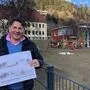 Bürgermeister Albert Brunner vor der Volksschule, wo die Kinderkrippe errichtet wird