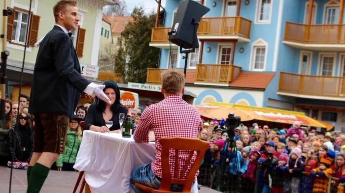 In Vorau hat die junge Generation rund um Noarrnkastl-Präsident Max Gruber und seinem Vize Max Kerschbaumer das Faschingsruder übernommen.