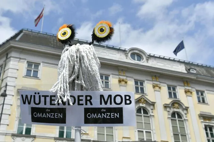 Unterstützt wurden die Demonstranten von allen Oppositionsparteien, SP-EU-Spitzenkandidat Andreas Schieder stand hinter der Polizeiabsperrung vor dem Bundeskanzleramt gleich in der ersten Reihe.
