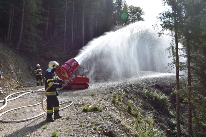 Aufgrund eines Brandausbruches in der Gamseckerhütte auf 1328 Meter kam es in Folge zu einem großräumigen Waldbrand, der von den örtlichen Einsatzkräften nicht mehr bewältigbar war.