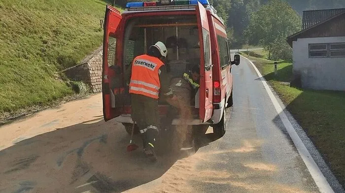 Die Straßenmeisterei setzte Weizenkleie ein, um das Sojaöl zu binden - wie hier im Hirschmanngraben. Unweit davon hatte ein Feuerwehrmann auf der glitschigen Ölspur einen Unfall, als er zum Einsatz unterwegs war