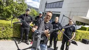 Tidly-Drones-Geschäftsführer Thomas Schneeberger mit einem Teil des Teams