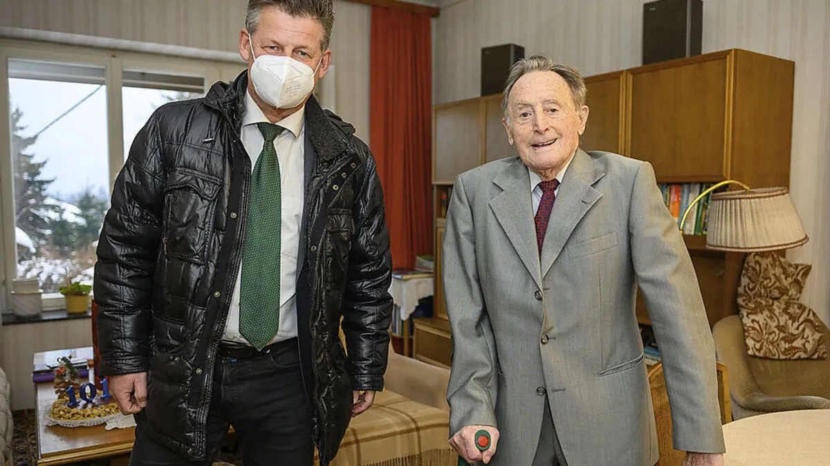 Auch Klagenfurts Bürgermeister Christian Scheider (TK) gratulierte Schlagg zum 101. Geburtstag