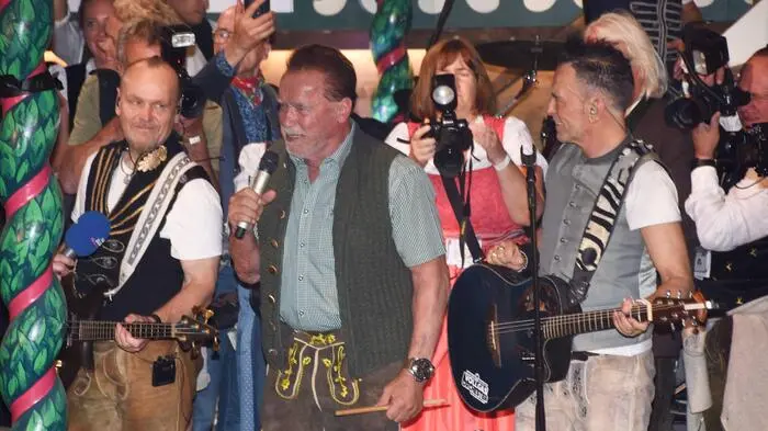 Der Terminator auf der Wiesn: Arnold Schwarzenegger ließ sich das Feiern nicht entgehen...