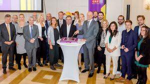 Zum Geburtstag gab es für das ORF III-Team eine Torte und eine Budgeterhöhung. 