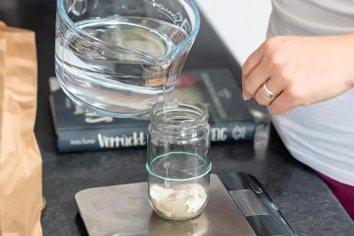 Der Sauerteigansatz muss regelmäßig „gefüttert“ werden.